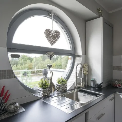 Moderne Küche mit rundem DRUTEX IGLO 5 Classic Fenster und stilvollem Tageslichteinfall