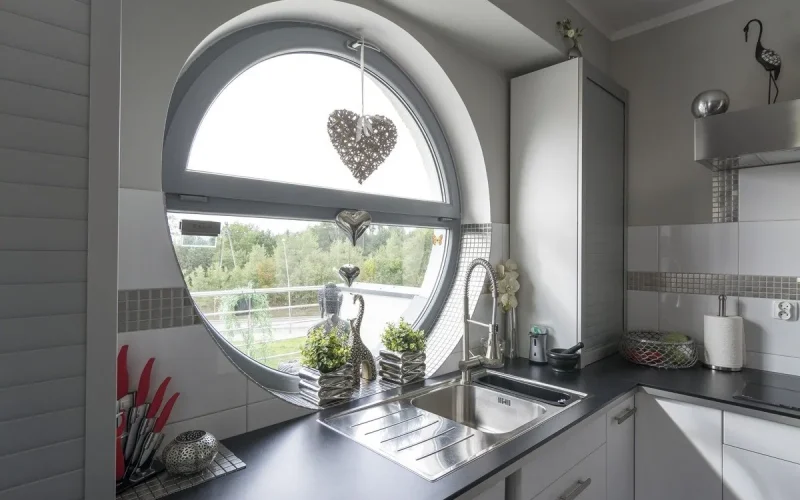 Moderne Küche mit rundem DRUTEX IGLO 5 Classic Fenster und stilvollem Tageslichteinfall